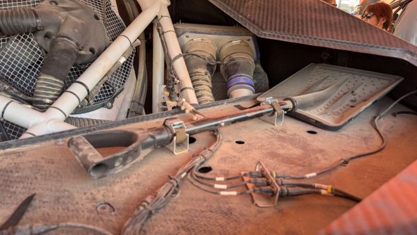 Задължителното оборудване на автомобила включва и т. нар. "шанцов инструмент", разбира се